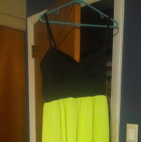 Formal dress - Picture 1 of 4